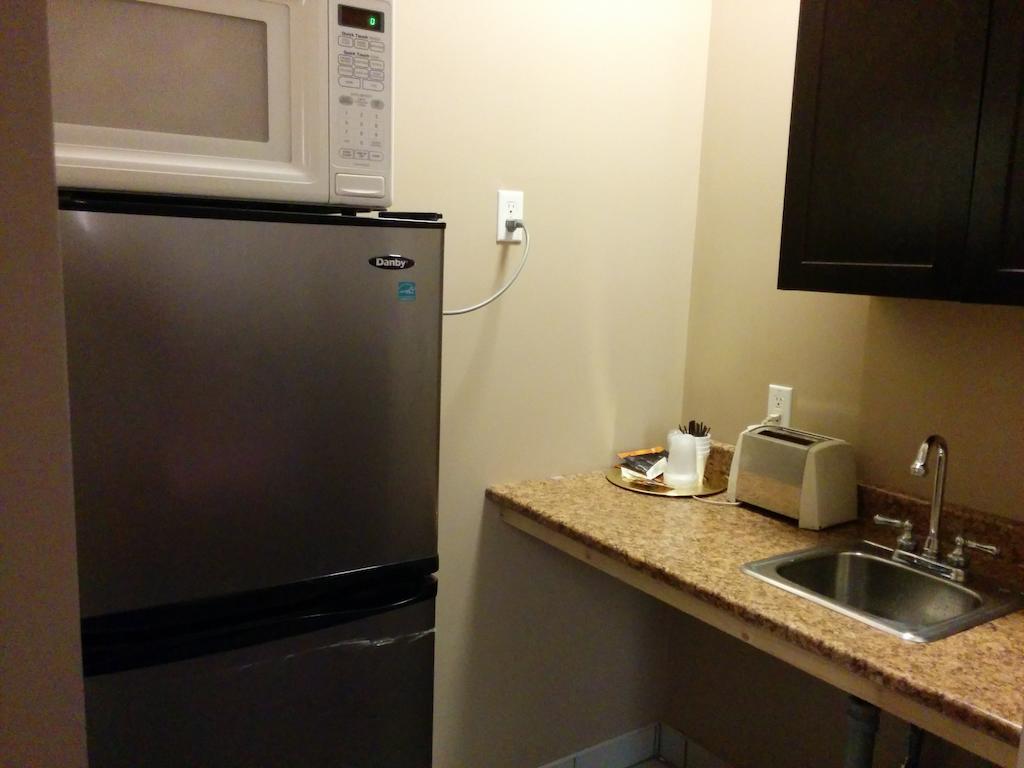 Bonnyville Hotel エクステリア 写真