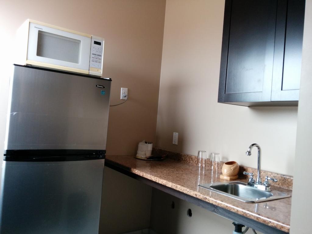 Bonnyville Hotel エクステリア 写真