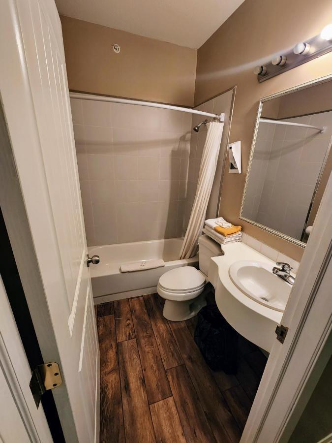 Bonnyville Hotel エクステリア 写真