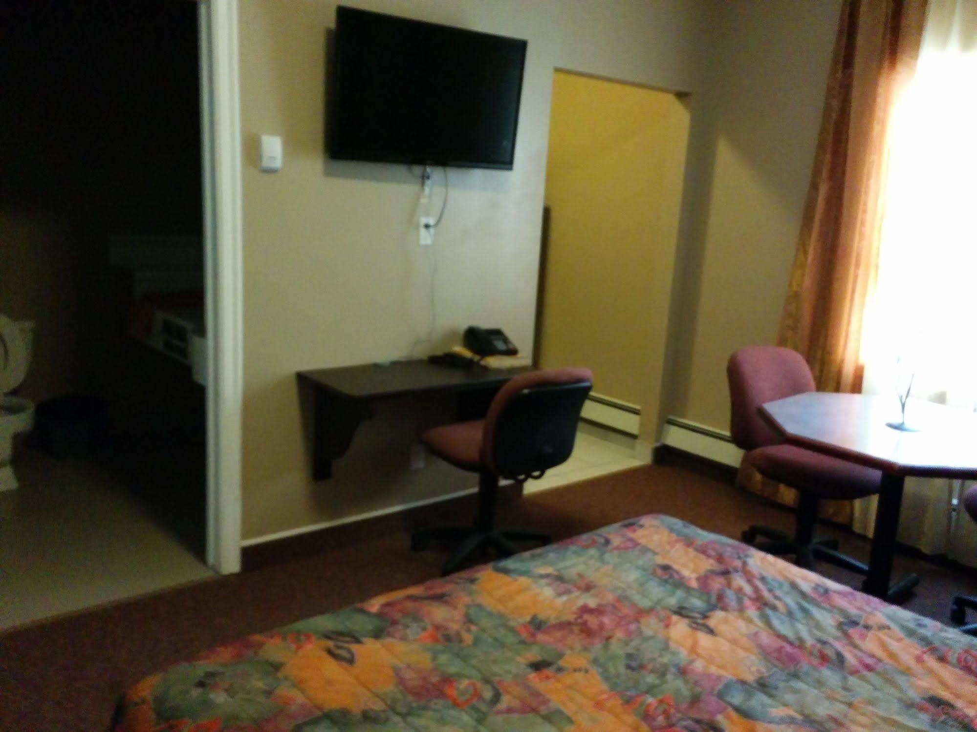 Bonnyville Hotel エクステリア 写真