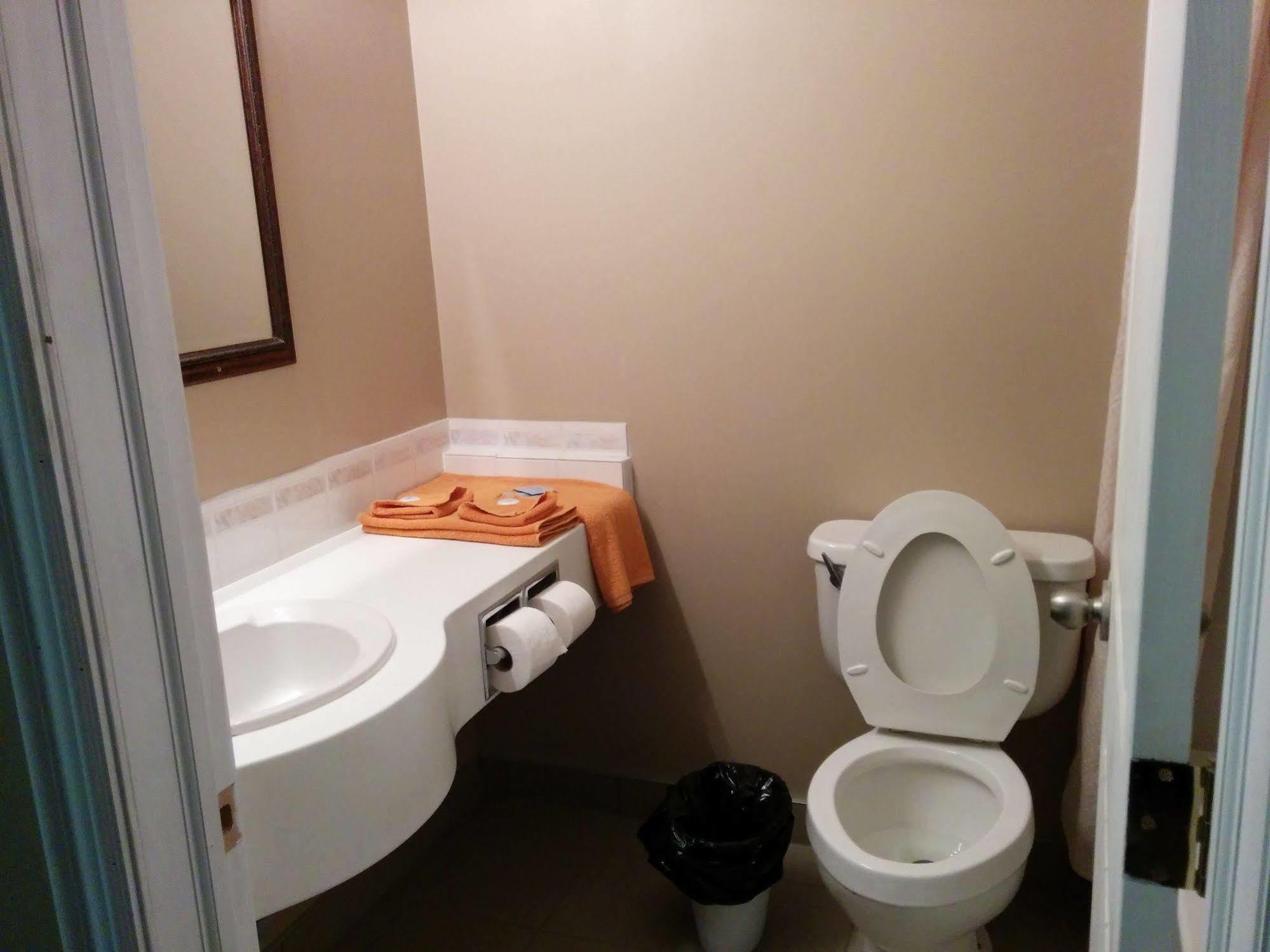 Bonnyville Hotel エクステリア 写真