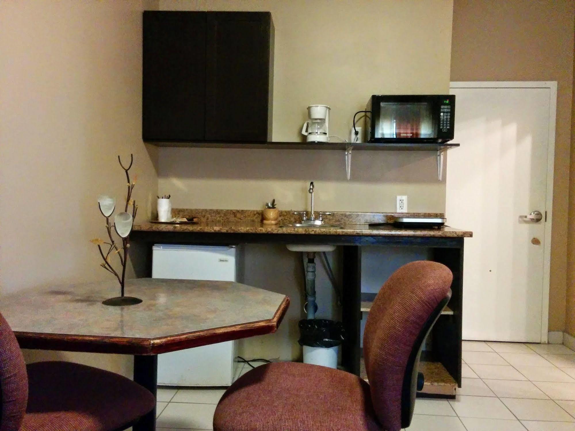 Bonnyville Hotel エクステリア 写真